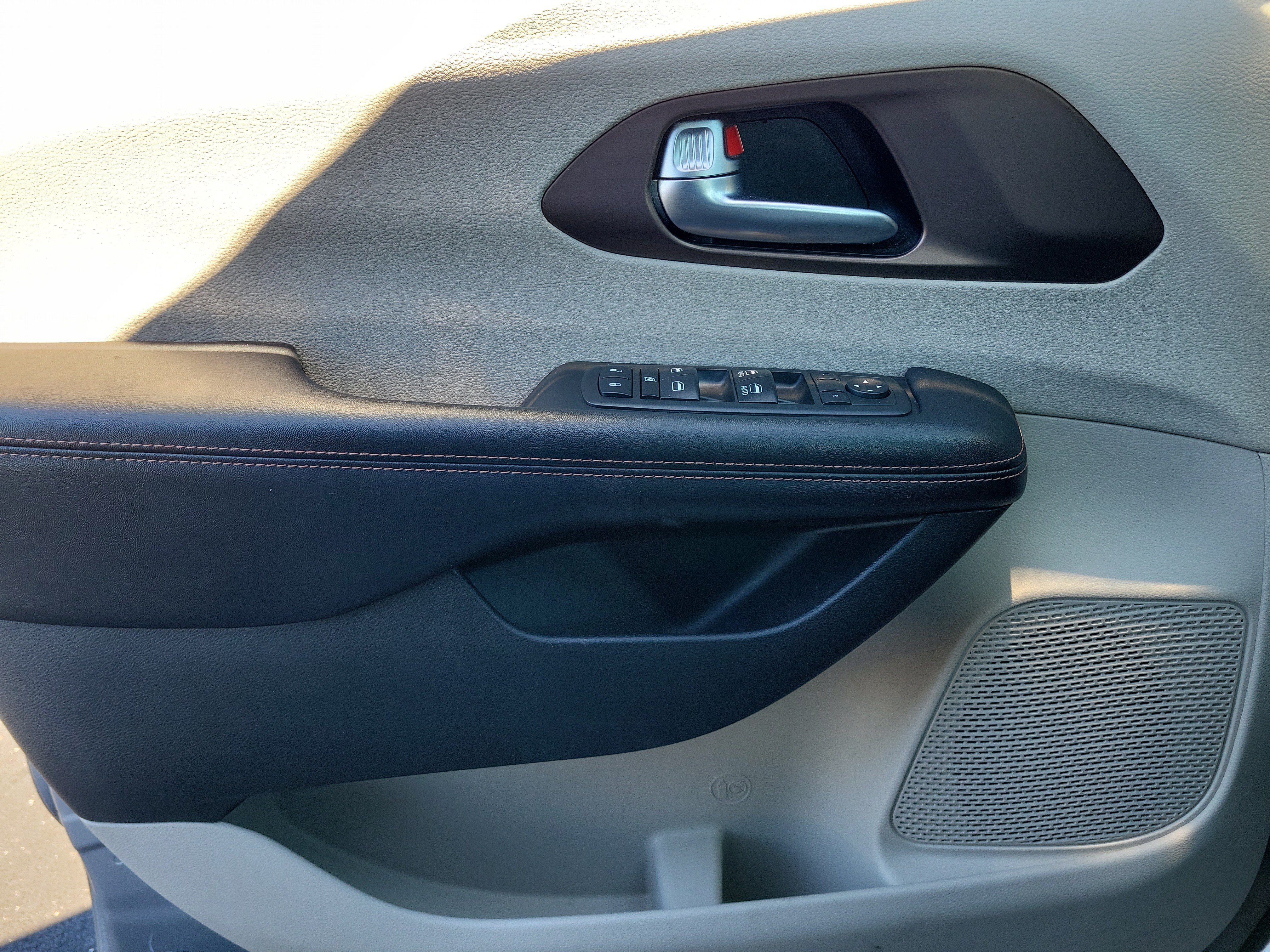 Used 2019 Chrysler Pacifica LX w/ Tire & Wheel Group FWD image 21