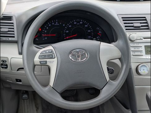 Used 2011 Toyota Camry LE FWD image 12