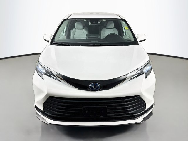 Used 2025 Toyota Sienna LE FWD image 2