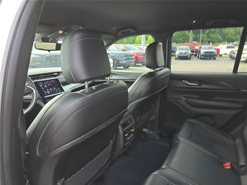 Used 2023 Jeep Grand Cherokee Altitude AWD/4WD image 16