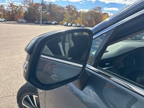 Used 2022 Toyota Venza LE image 17