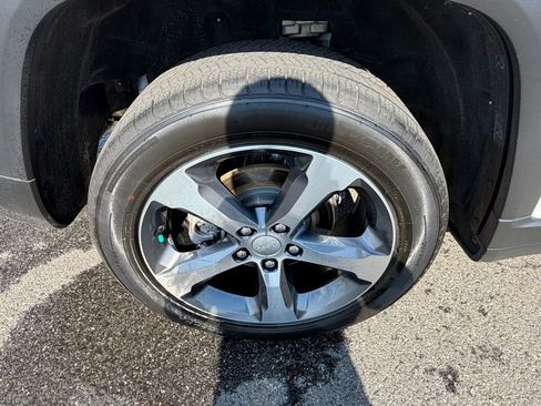 Used 2023 Jeep Grand Cherokee Limited image 14