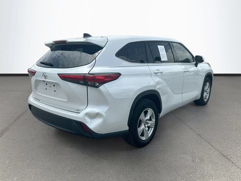 Used 2022 Toyota Highlander LE FWD image 7