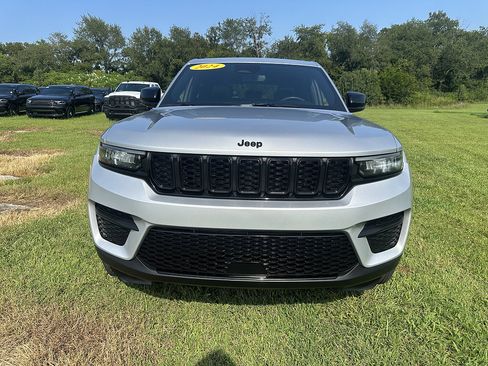 Used 2024 Jeep Grand Cherokee Altitude RWD image 2