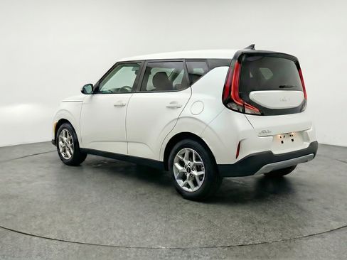 Used 2025 Kia Soul LX w/ LX Technology Package FWD image 6