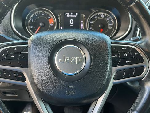 Used 2019 Jeep Cherokee Latitude Plus w/ Comfort/Convenience Group image 11