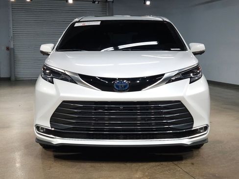 Used 2025 Toyota Sienna Platinum image 2