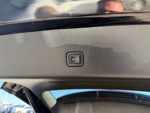 Used 2022 Chevrolet Traverse LT image 37