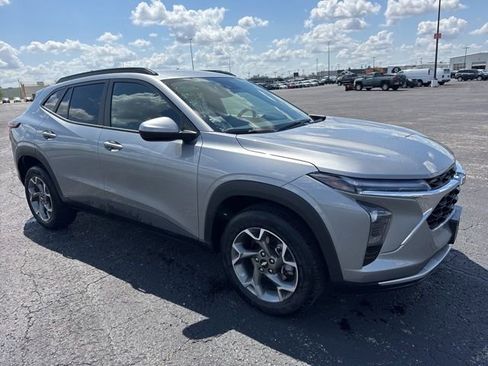 Used 2025 Chevrolet Trax LT w/ LT Convenience Package FWD image 3