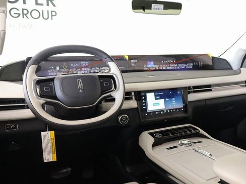 New 2025 Lincoln Navigator Reserve image 2