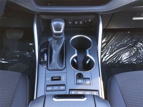 Used 2021 Toyota Highlander LE image 19