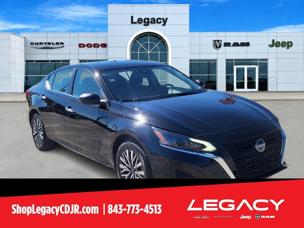 Used 2025 Nissan Altima 2.5 SV AWD/4WD image 1