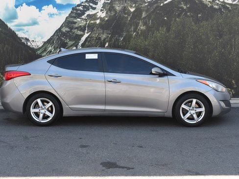 Used 2011 Hyundai Elantra Limited w/ Premium Pkg 5 FWD image 2
