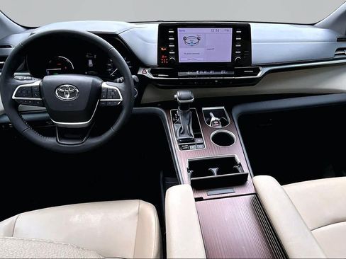 Used 2024 Toyota Sienna XLE FWD image 16