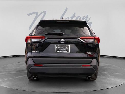 Used 2021 Toyota RAV4 XLE AWD/4WD image 8