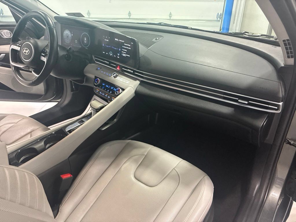 Used 2025 Hyundai Elantra Limited FWD image 34