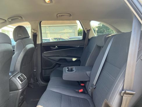 Used 2017 Kia Sorento L image 10