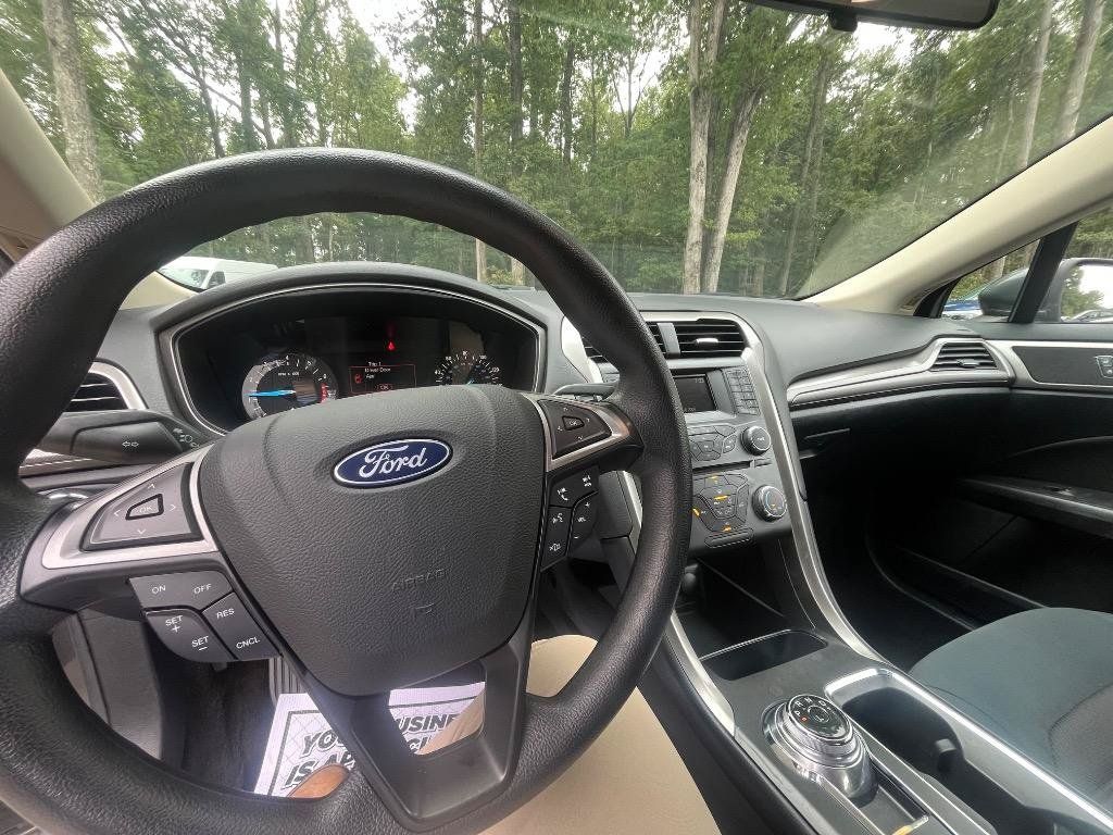 Used 2018 Ford Fusion SE FWD image 17