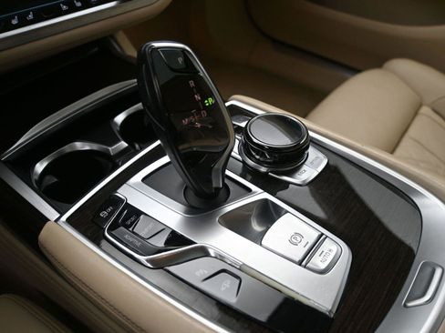 Used 2018 BMW 750i xDrive image 6