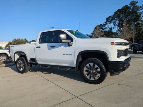 Used 2024 Chevrolet Silverado 2500 Custom w/ Custom Value Package image 2