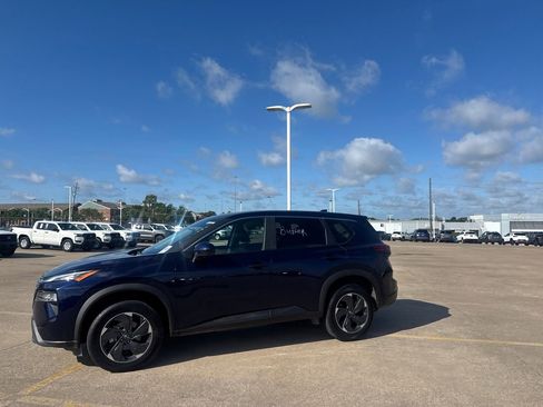 Certified 2025 Nissan Rogue SV AWD/4WD image 11
