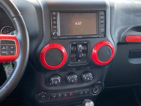 Used 2015 Jeep Wrangler Unlimited Rubicon image 9