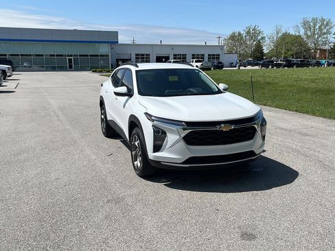 Used 2025 Chevrolet Trax LT w/ Driver Confidence Package FWD image 8