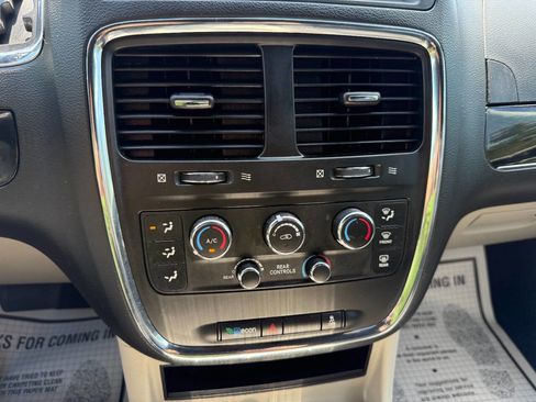 Used 2018 Dodge Grand Caravan SXT image 20