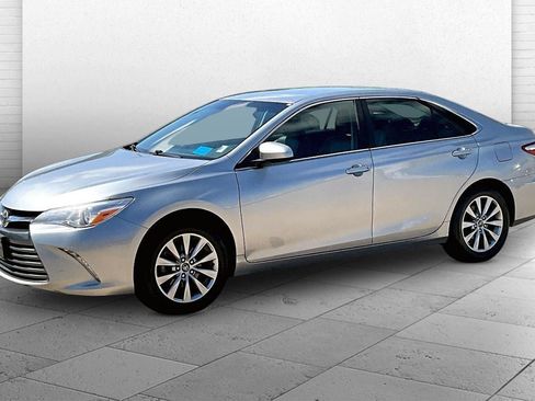 Used 2017 Toyota Camry XLE FWD image 3