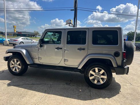 Used 2017 Jeep Wrangler Unlimited Sahara w/ Connectivity Group image 9