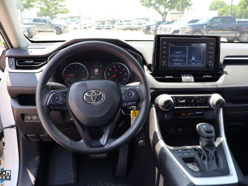 Used 2019 Toyota RAV4 LE FWD image 18