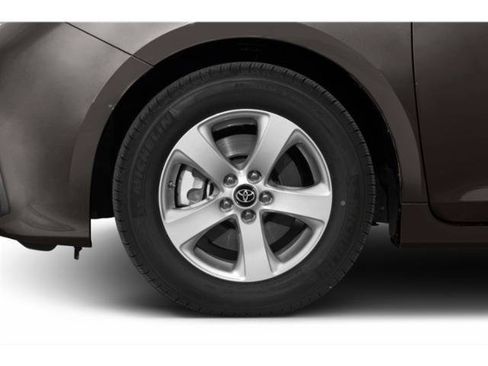 Certified 2018 Toyota Sienna LE w/ Carpet Mat Package FWD image 11