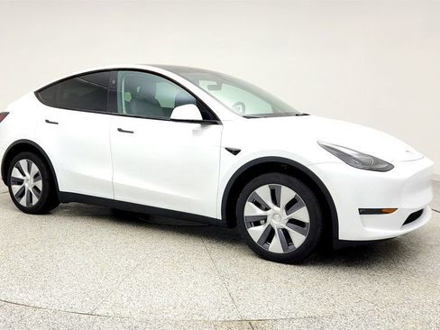 Used 2024 Tesla Model Y Long Range image 3