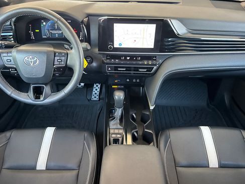 Used 2025 Toyota Camry SE FWD image 3