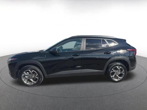 Used 2025 Chevrolet Trax LT FWD image 9