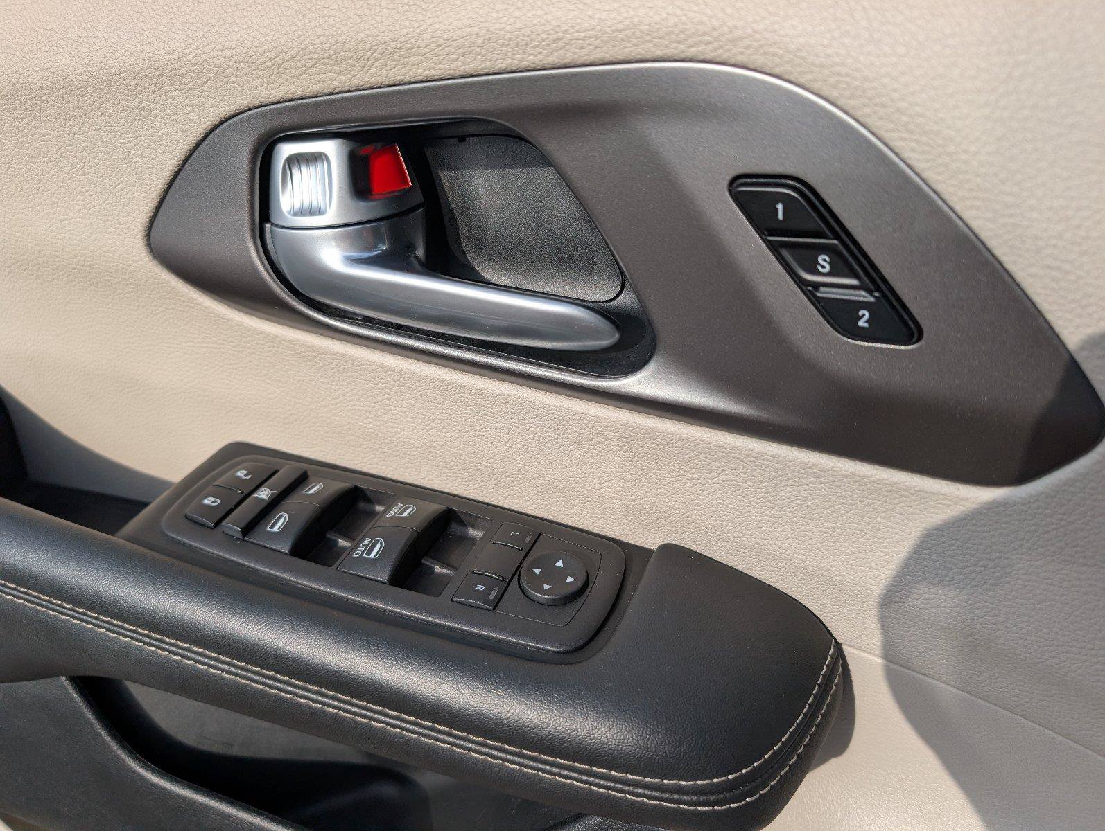 Used 2024 Chrysler Pacifica Touring-L FWD image 16