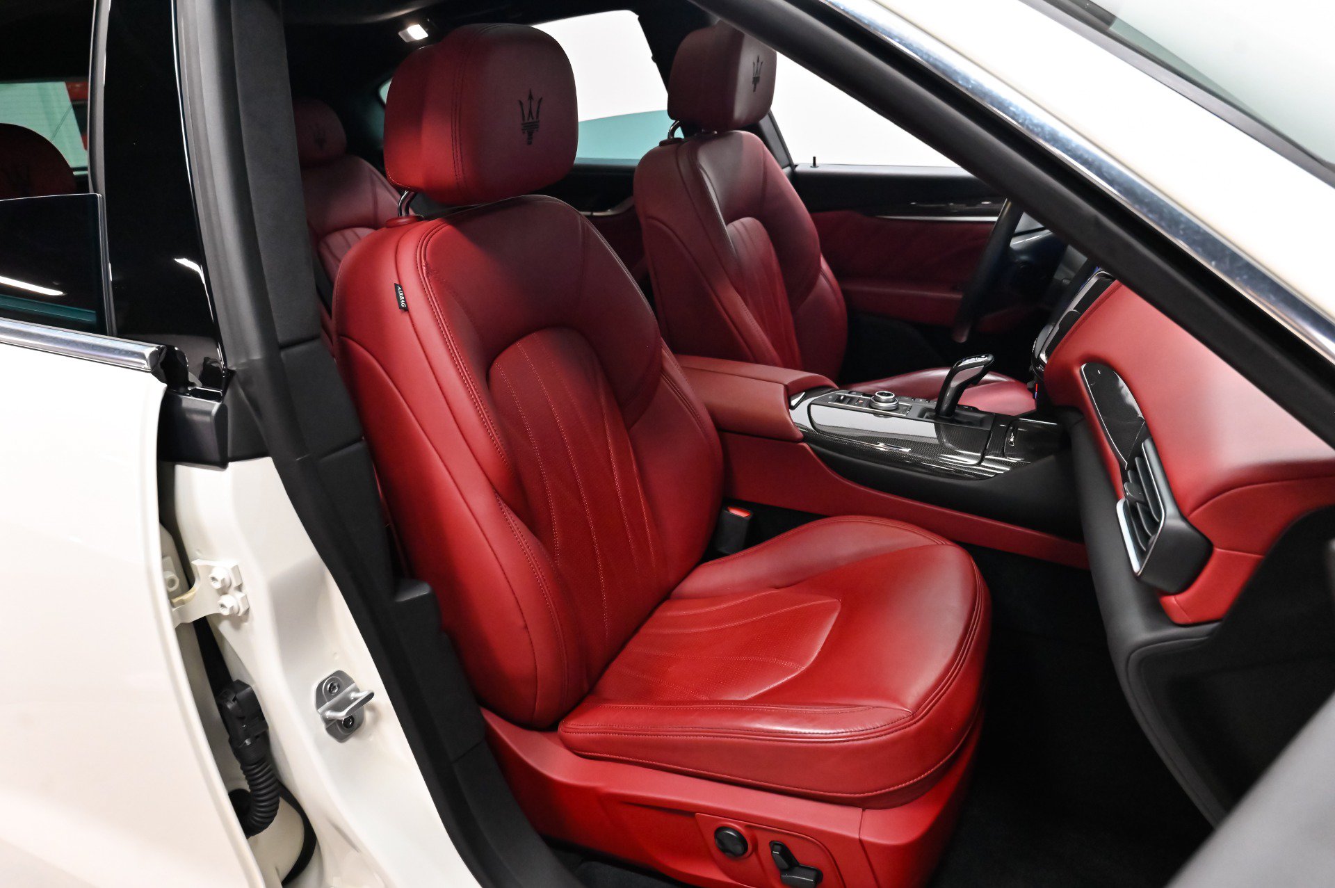 Used 2020 Maserati Levante GranLusso AWD/4WD image 37