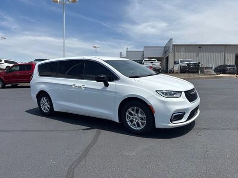 Used 2025 Chrysler Pacifica Select FWD image 3