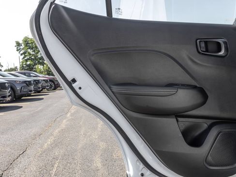 Certified 2025 Hyundai Venue Limited FWD image 29