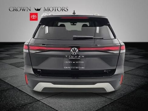 Used 2025 Volkswagen Tiguan SE w/ Panoramic Sunroof Package AWD/4WD image 5