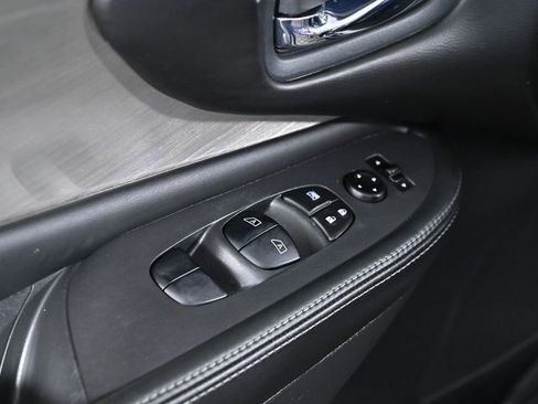 Used 2017 Nissan Murano SV w/ Visibility Package image 22