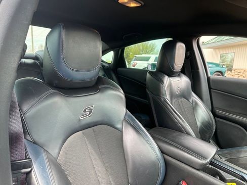 Used 2015 Chrysler 200 S FWD image 30