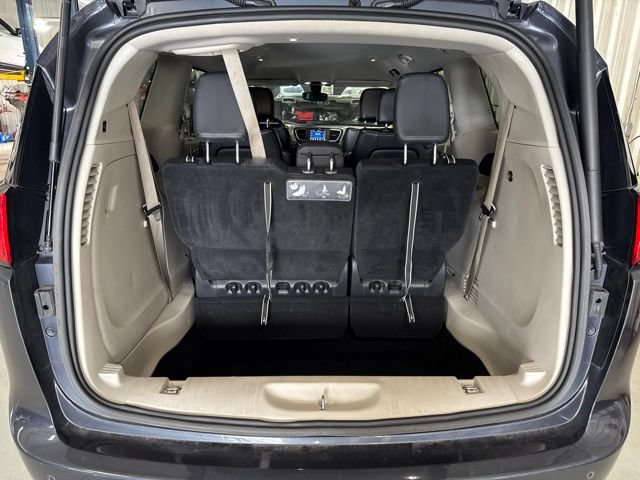 Used 2020 Chrysler Pacifica Touring-L FWD image 13