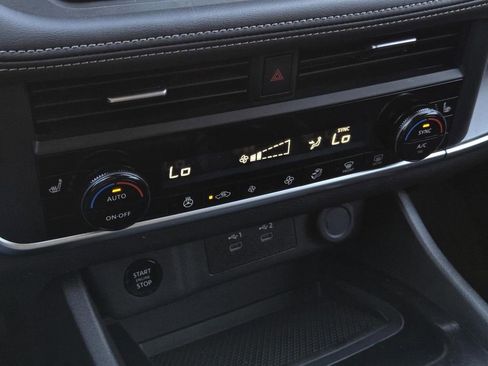 Used 2024 Nissan Rogue SV w/ SV Premium Package image 23