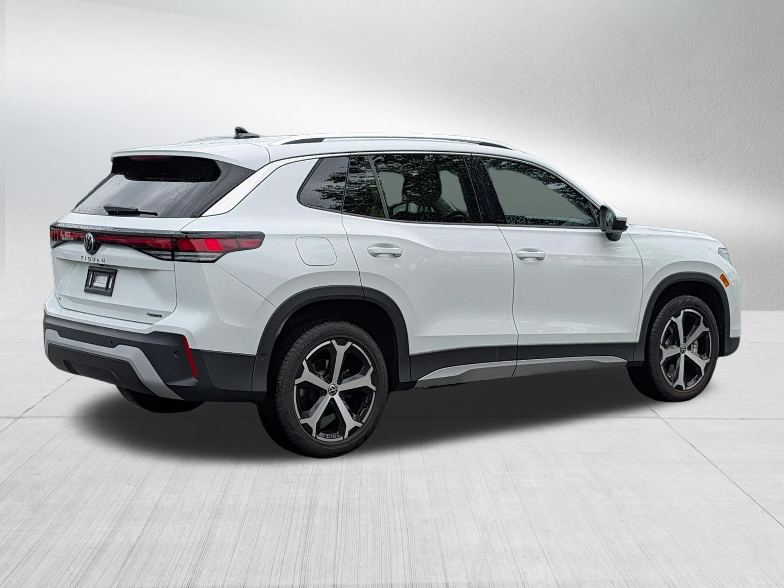 Certified 2025 Volkswagen Tiguan SE AWD/4WD image 7