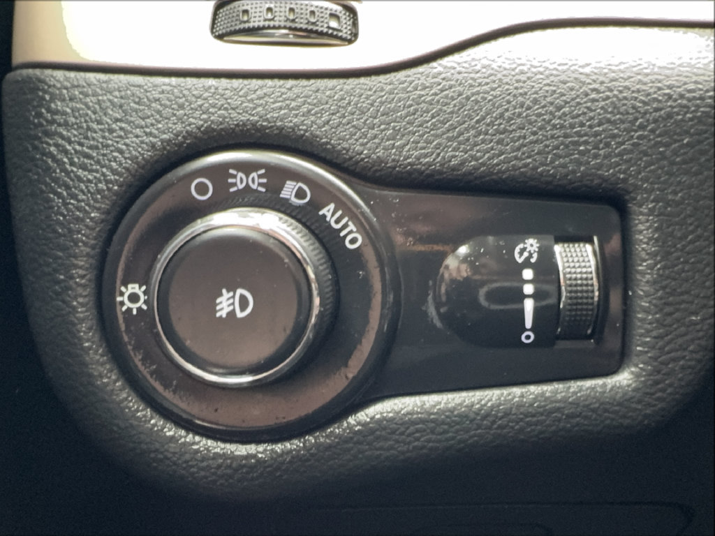 Used 2018 Jeep Cherokee Latitude w/ Altitude Package FWD image 36