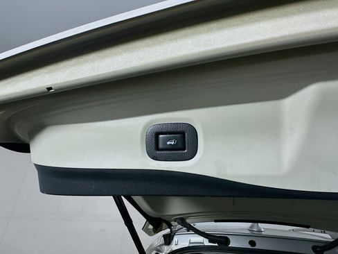 Used 2017 Nissan Rogue SV w/ SV Premium Package image 27