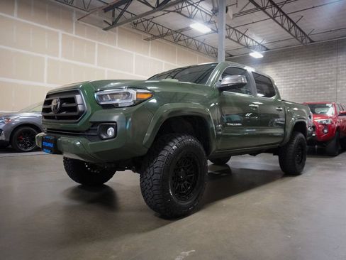 Used 2021 Toyota Tacoma Limited AWD/4WD image 2