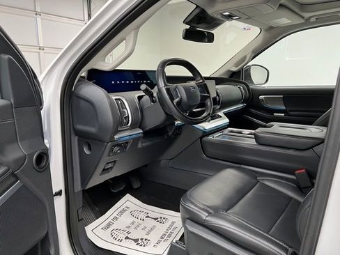 Used 2025 Ford Expedition Platinum AWD/4WD image 19
