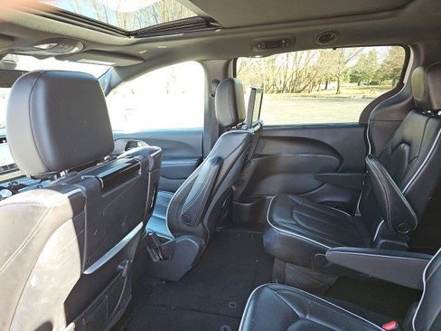 Used 2021 Chrysler Pacifica Limited w/ Uconnect Theater Family Group image 19